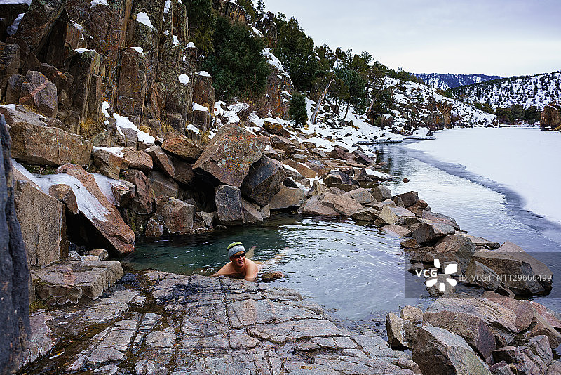 一名男子在冬季沿着科罗拉多河享受天然温泉的放松图片素材