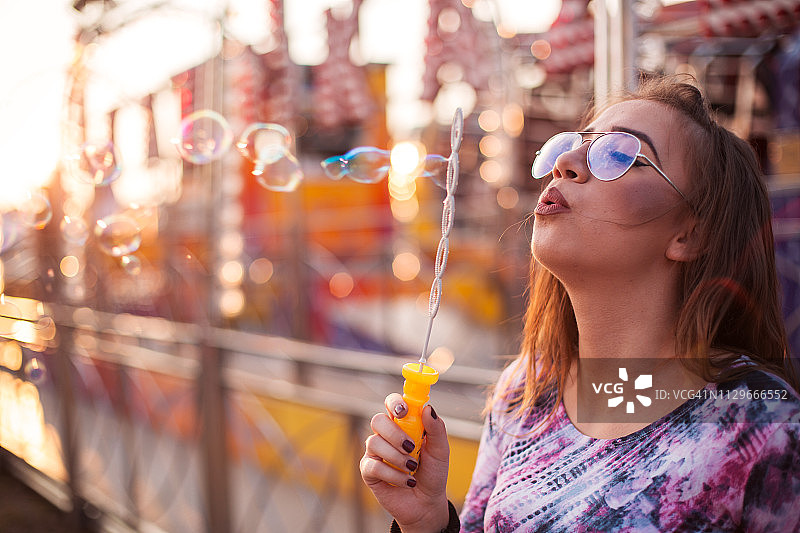 游乐场里的女孩图片素材