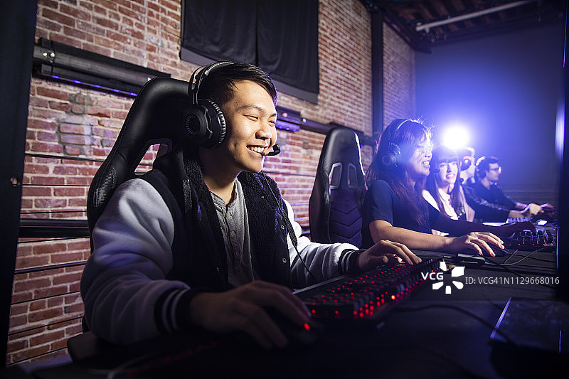 不同肤色的学生参加电竞比赛图片素材