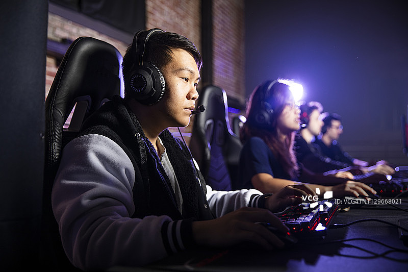 不同肤色的学生参加电竞比赛图片素材