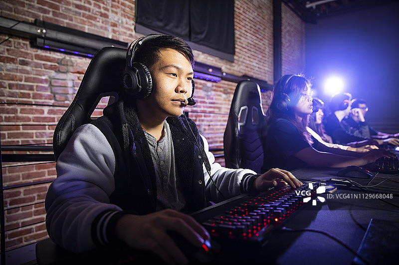 不同肤色的学生参加电竞比赛图片素材