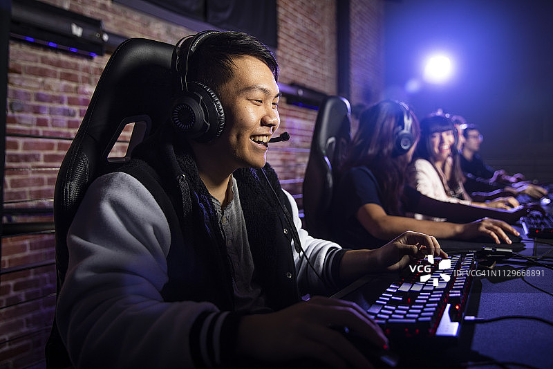 不同肤色的学生参加电竞比赛图片素材