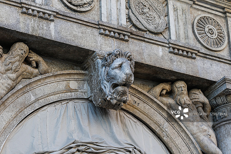 圣马可广场的华丽狮头飞檐——意大利威尼斯图片素材