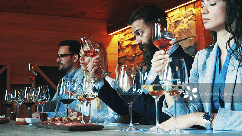 朋友一起品酒图片素材