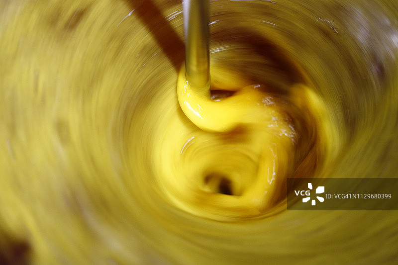 黄色纸张在机械缸中混合图片素材