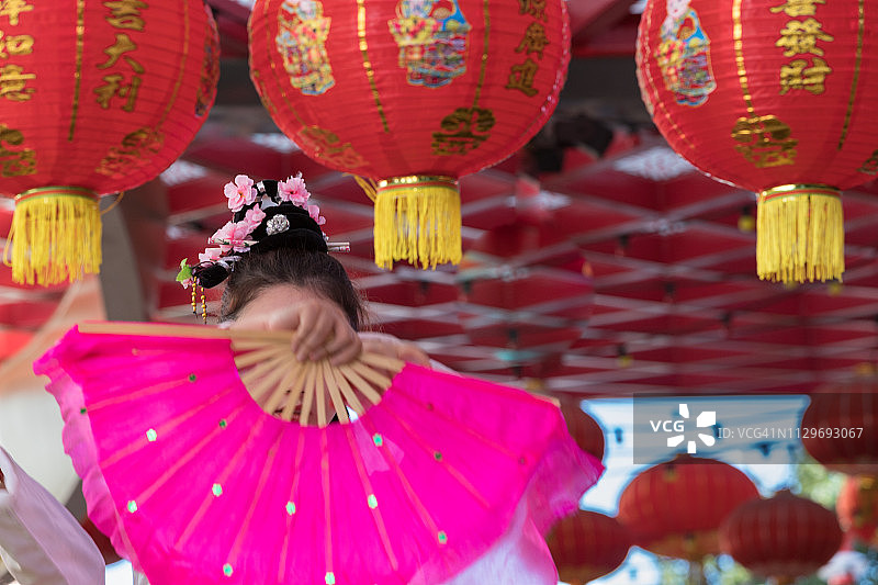 在澳大利亚布里斯班的中国新年庆祝活动中，韩国传统舞蹈演员用扇子表演图片素材
