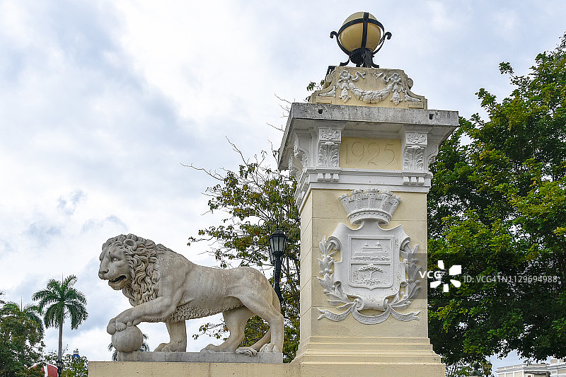古巴西恩富戈斯何塞·马蒂公园的狮子雕像图片素材