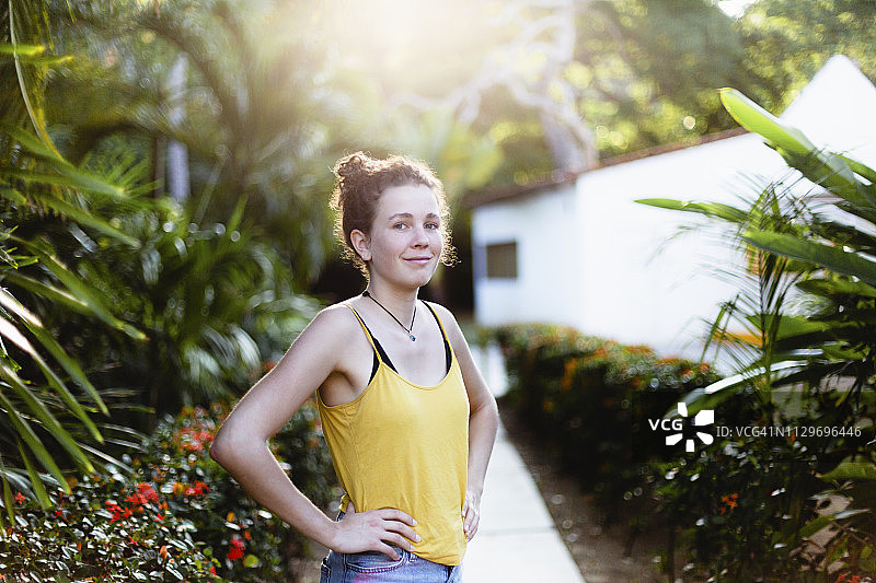 日落时的年轻女人肖像图片素材