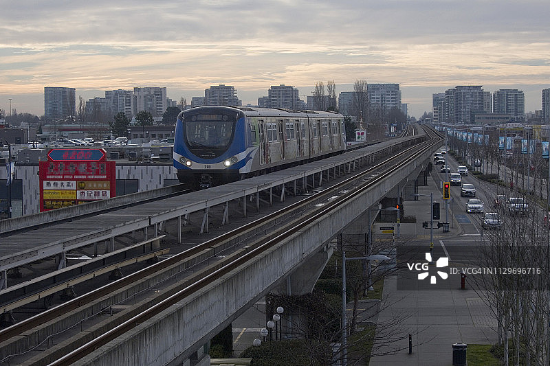 城市景观中的高架通勤列车图片素材