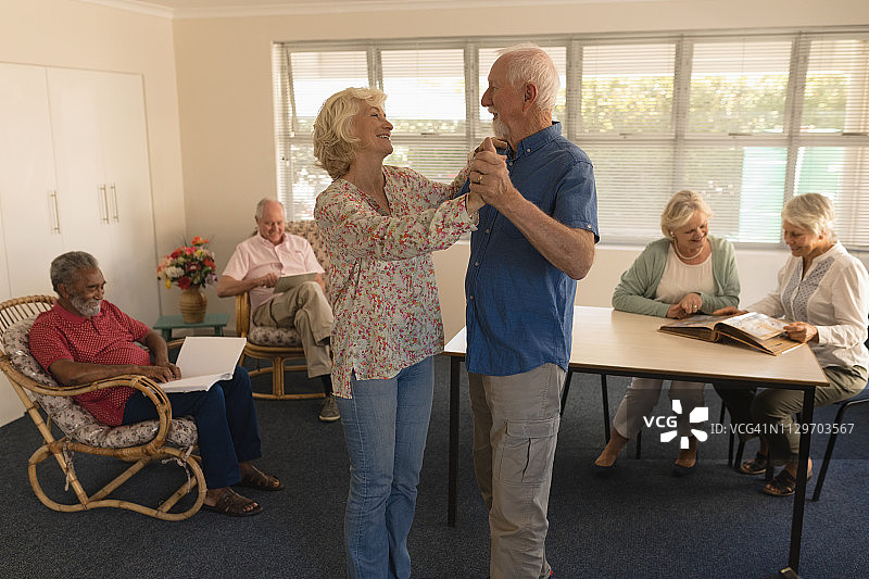 在养老院跳舞的活力老年夫妇图片素材