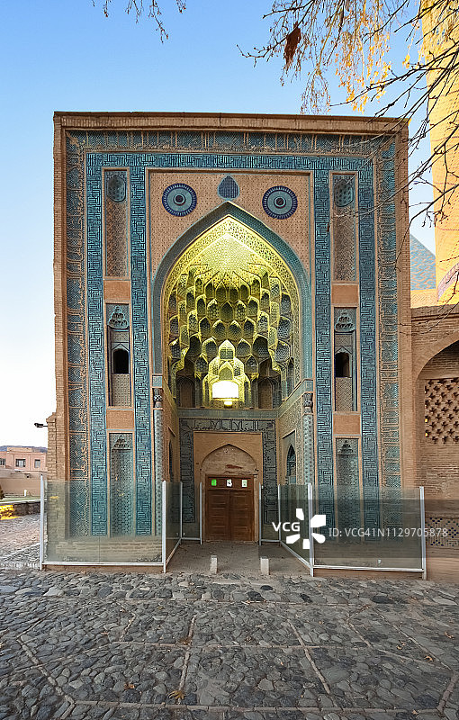 伊朗纳坦兹聚礼清真寺内谢赫·阿卜杜勒-萨马德陵墓外墙，在黄昏时分被照亮图片素材