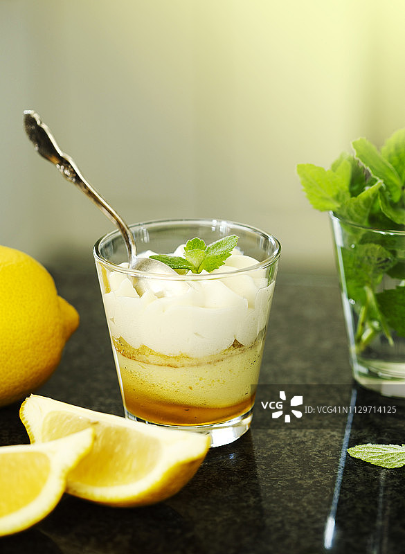 柠檬切片意大利甜点：柠檬芝士蛋糕慕斯杯配奶油图片素材