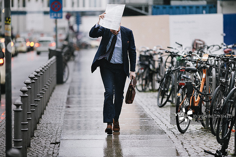 在雨中遮蔽的商人图片素材