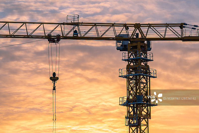日落时的起重机图片素材