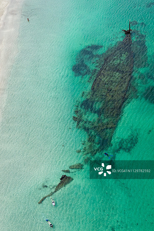 人们在沉船周围浮潜图片素材