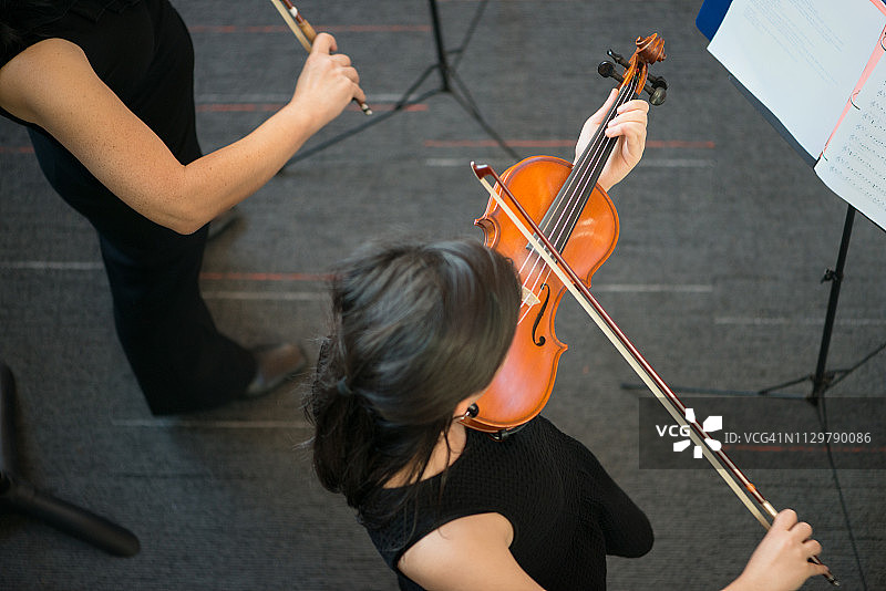学生小提琴手在音乐会上表演鸟瞰图图片素材