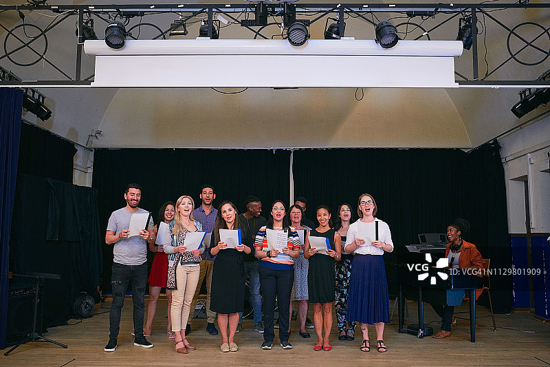 学校礼堂舞台上表演的合唱团成员图片素材