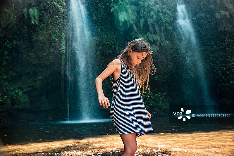 瀑布旁的小女孩图片素材
