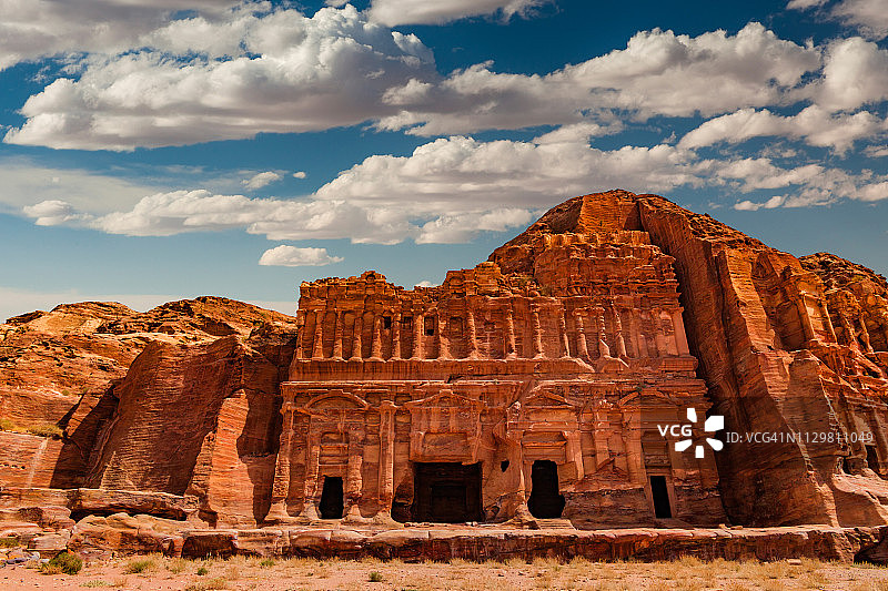 约旦佩特拉岩石中古墓和寺庙景观图片素材