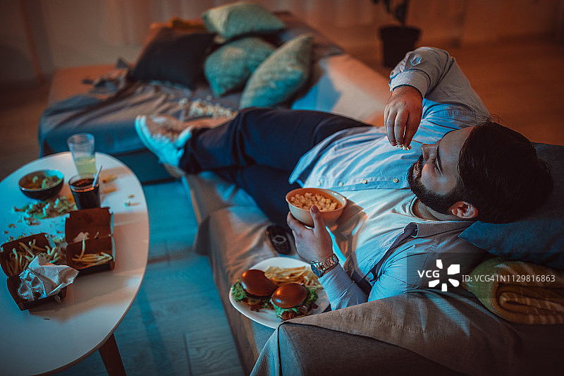 男人在吃快餐图片素材