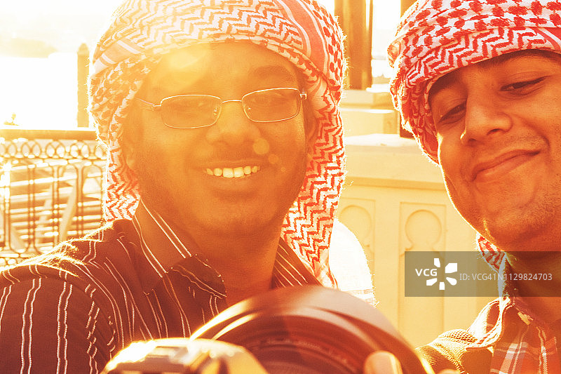 朋友们参观迪拜河，使用单反相机自拍图片素材