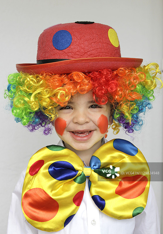 装扮成小丑的快乐男孩肖像图片素材
