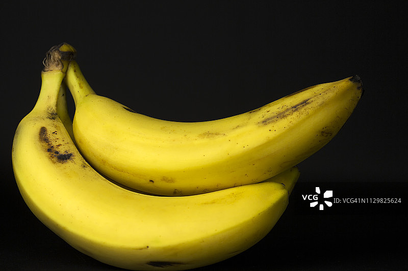 黑色背景上的香蕉图片素材