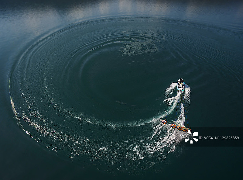 朋友们在水上运动船上玩耍图片素材