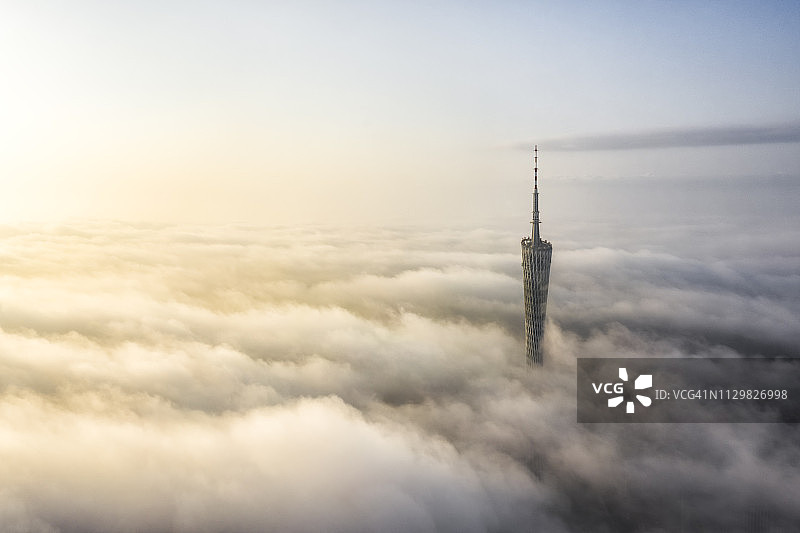雾中的广州塔鸟瞰图图片素材