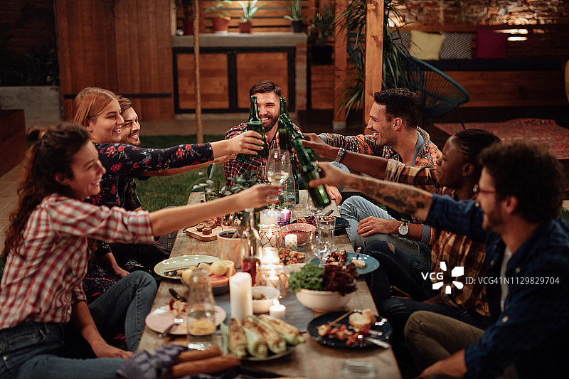 朋友们在晚宴上举杯庆祝图片素材