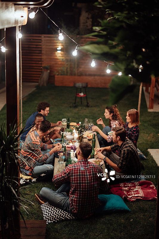 与朋友共进晚餐图片素材