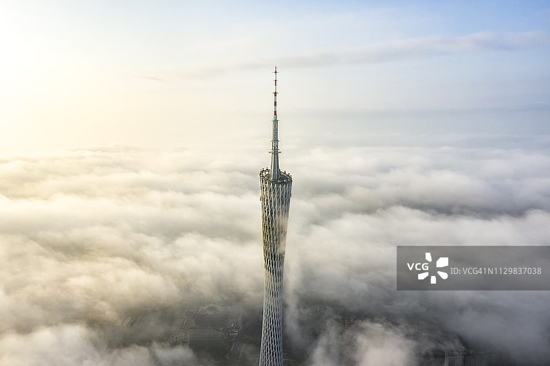 雾中的广州金融区航拍图片素材