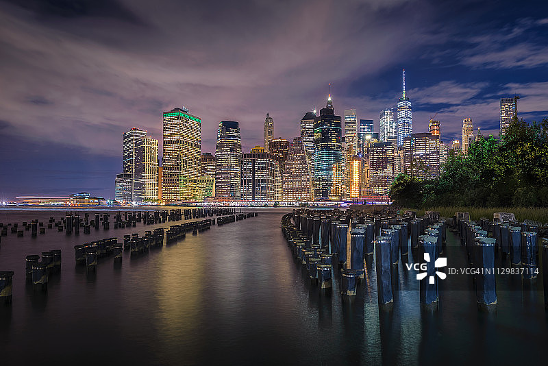 蓝色时刻的曼哈顿下城和布鲁克林大桥横向景观图片素材