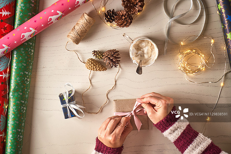 女人在家包装礼物图片素材