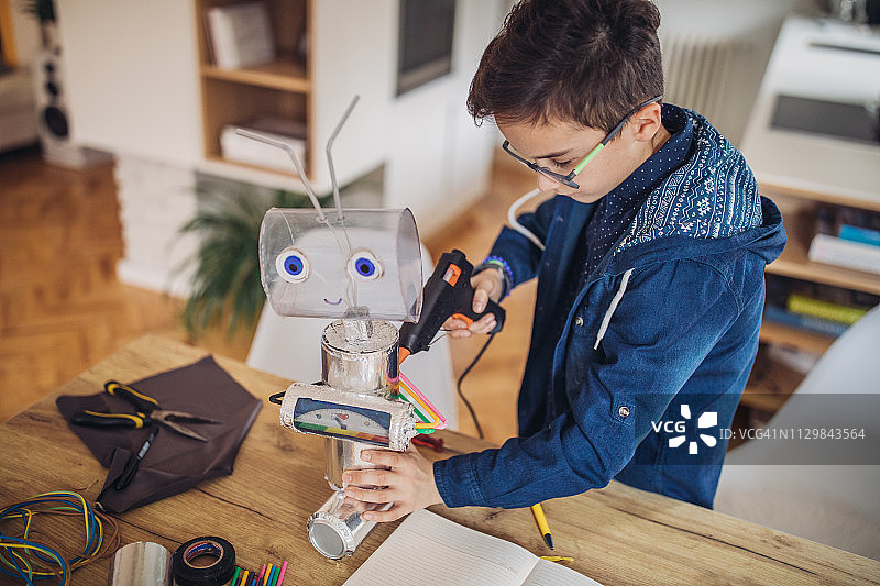 男孩工程师为学校科学项目制作机器人图片素材