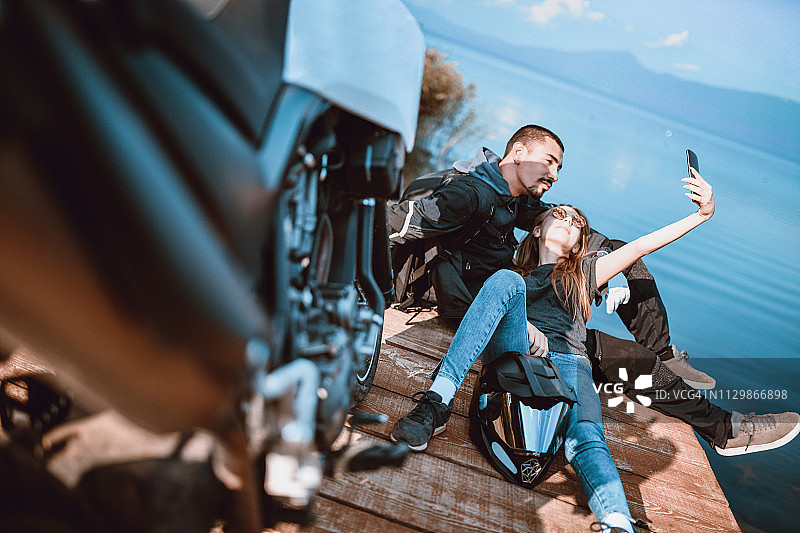 情侣在湖边自拍图片素材