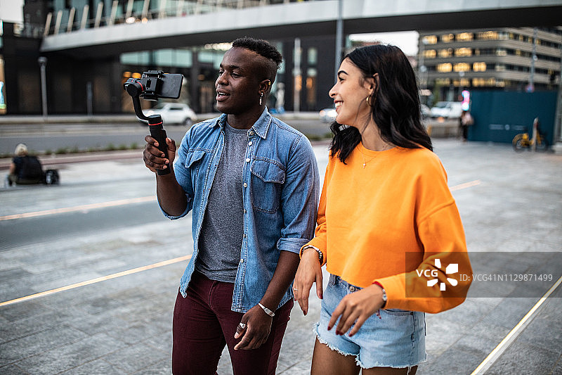 视频博主在街头图片素材