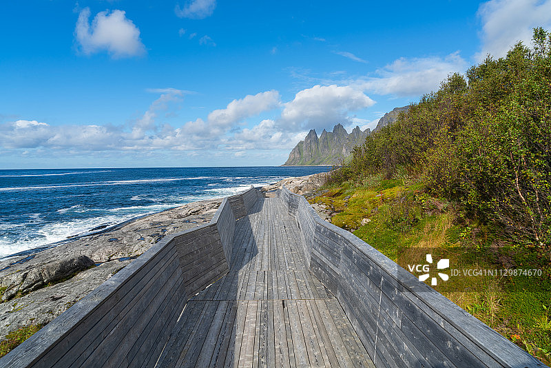 通往魔鬼之牙观景点的步道，挪威特罗姆斯郡 Senja 岛图片素材