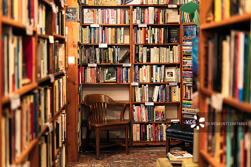 二手书店角落里陈列的书籍图片素材