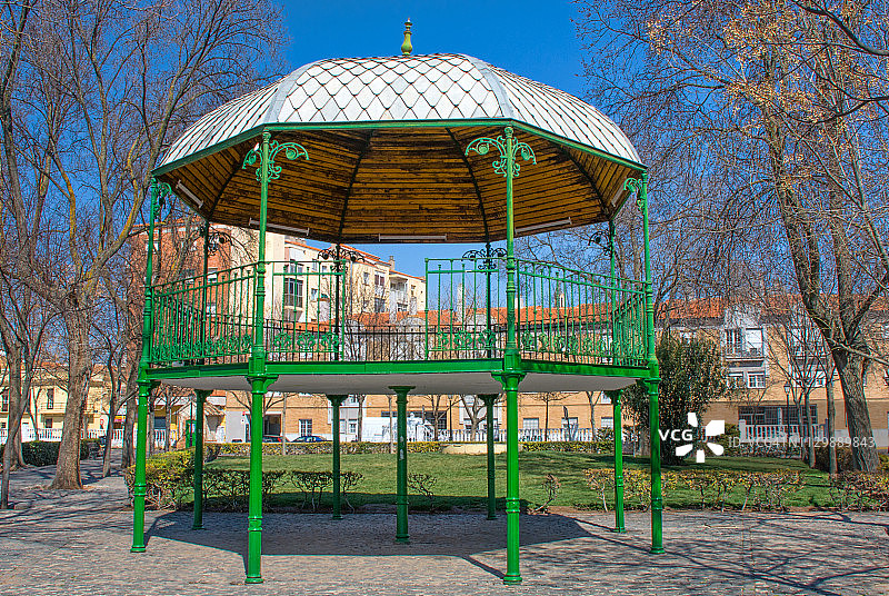 绿色锻铁凉亭图片素材