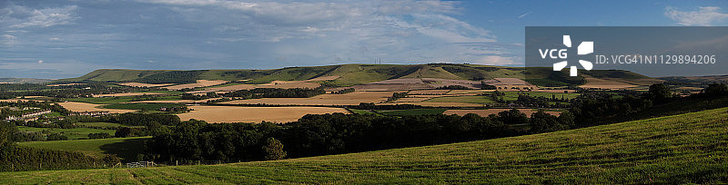 农田和乡村中的绵延山丘图片素材