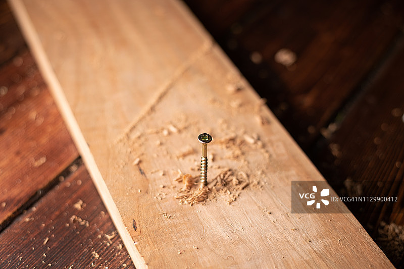 拧入板中的螺丝钉图片素材