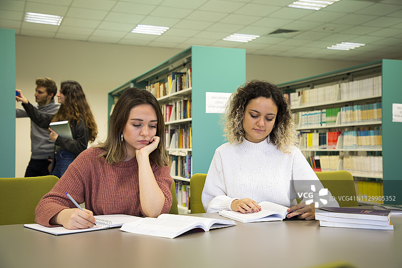 大学生在图书馆学习图片素材