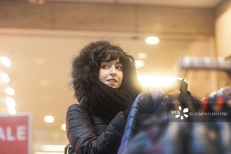 在德国购物的女人图片素材