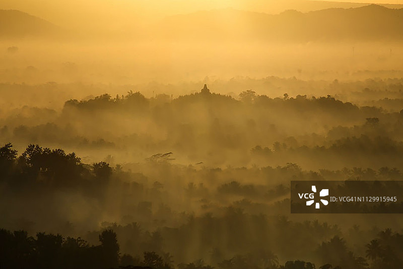 印度尼西亚中爪哇婆罗浮屠寺庙日出图片素材