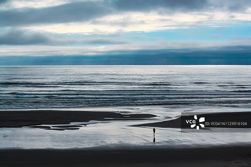 站在美国俄勒冈州海滩上的女人图片素材