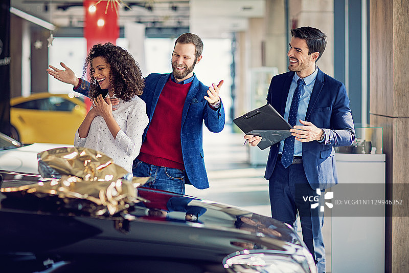 丈夫给妻子带来一辆新车作为惊喜图片素材