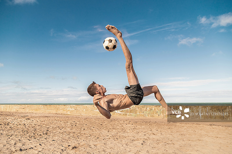 球员在空中踢球图片素材