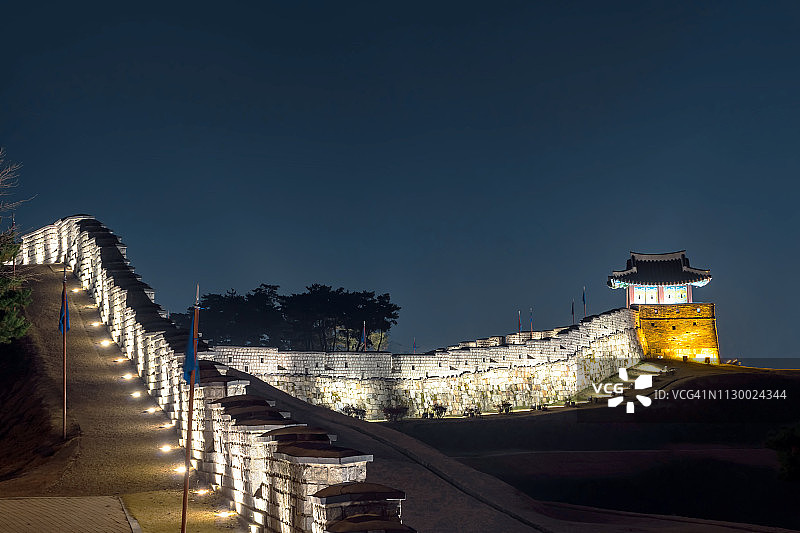 古老城墙尽头的韩国传统瞭望塔建筑图片素材