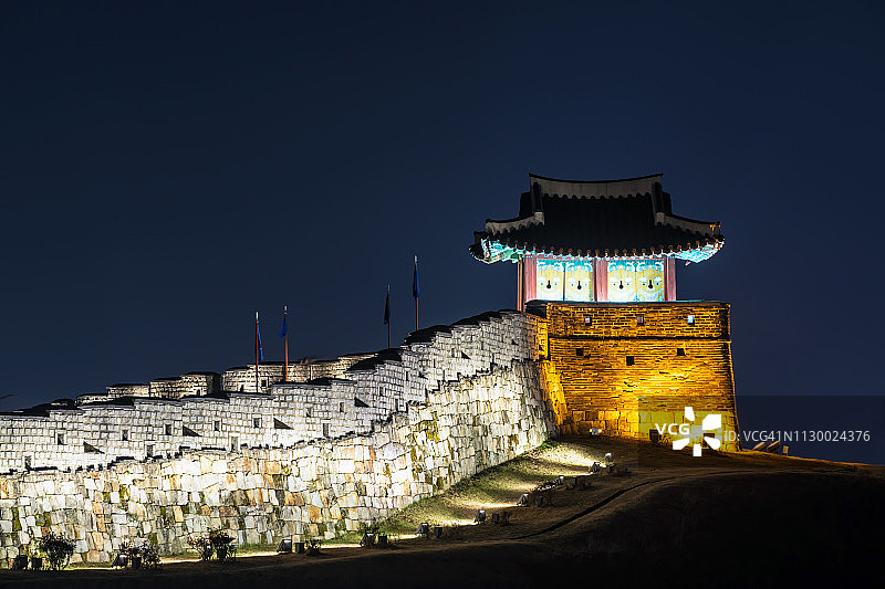 古老城墙尽头的韩国传统瞭望塔建筑图片素材